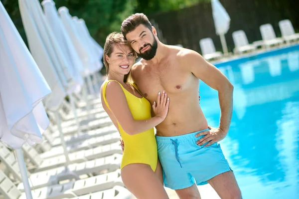 Smiling Beautiful Lady Her Male Companion Standing Swimming Pool Posing — Stock Photo, Image