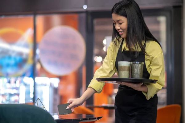 Serviço Café Sorrindo Asiático Mulher Avental Segurando Bandeja Com Café — Fotografia de Stock