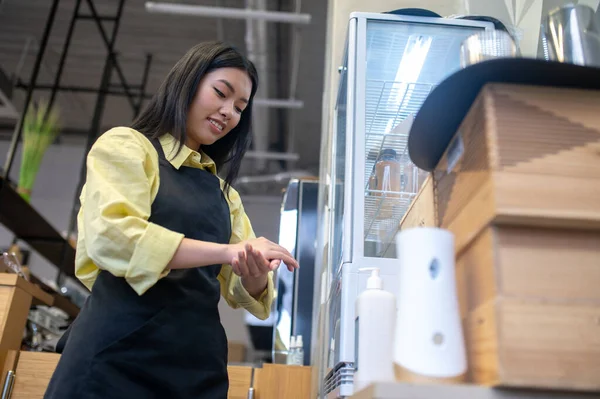 Mains Propres Jeune Asiatique Cheveux Longs Femme Dans Tablier Toucher — Photo