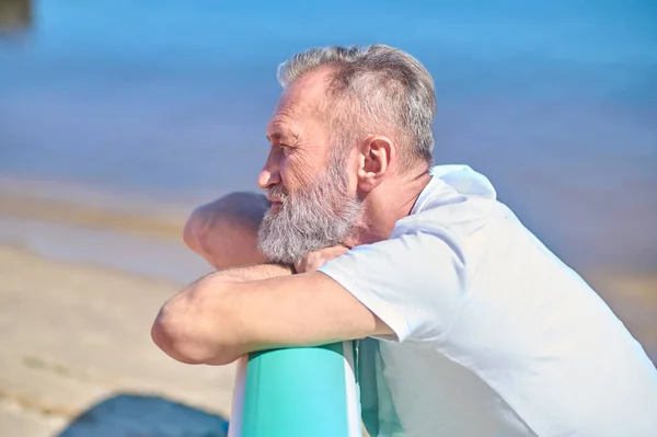 Úvahy Profil Šedovlasý Vousatý Muž Dotýkající Surfu Zamyšleně Pobřeží Slunečného — Stock fotografie