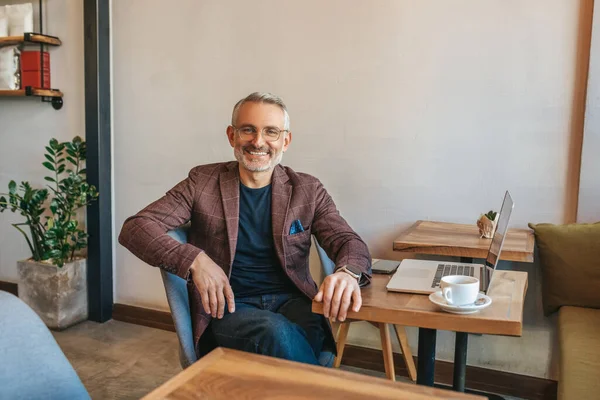 Optimisme Grijsharige Bebaarde Man Met Een Bril Aan Tafel Met — Stockfoto