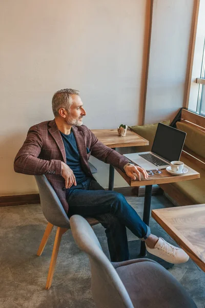 Reflexiones Hombre Mediana Edad Pelo Gris Sentado Tranquilamente Mesa Con — Foto de Stock