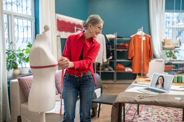 Experience Stylish Joyful Woman Glasses Standing Taking Measure Mannequin Turning — Stockfoto