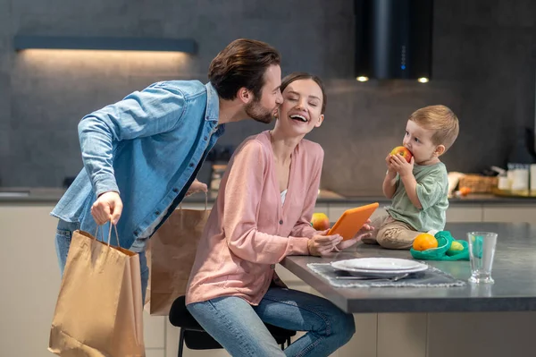 Terug Van Winkelen Man Zoenen Zijn Vrouw Afkomstig Uit Voedsel — Stockfoto