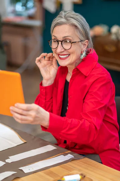 Bonne Nouvelle Heureuse Élégante Femme Aux Cheveux Gris Lunettes Regardant — Photo