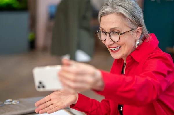 Important Information Pretty Gray Haired Woman Glasses Smiling Talking Holding — Stock Photo, Image