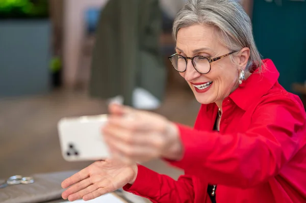 Belangrijke Informatie Mooie Grijs Harige Vrouw Met Een Bril Glimlachend — Stockfoto