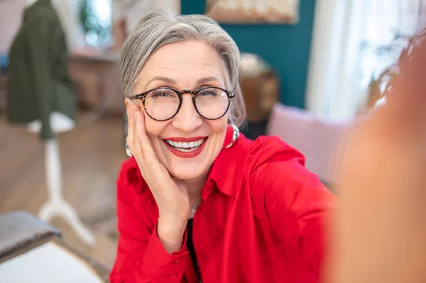 Bei Momenti Felice Elegante Donna Dai Capelli Grigi Occhiali Toccare — Foto Stock