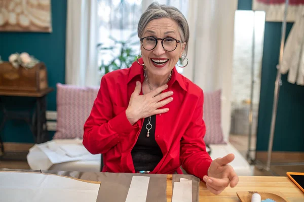 Une Question Femme Émotionnelle Aux Cheveux Gris Souriant Dans Des — Photo