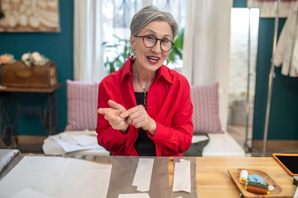 Raisonnement Jolie Femme Aux Cheveux Gris Lunettes Regardant Caméra Parler — Photo