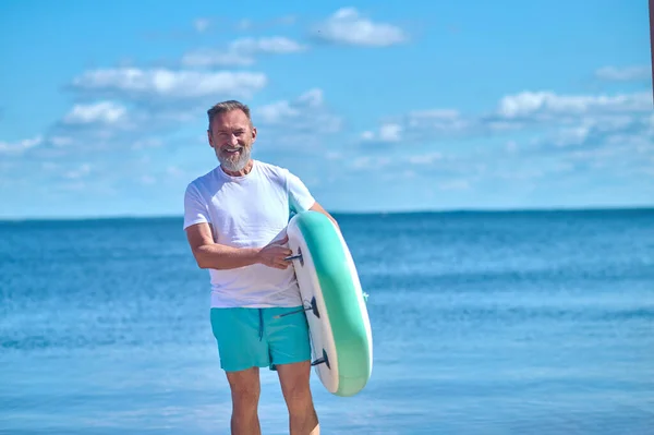 Ξεκουράσου Θάλασσα Γκρι Μαλλιά Γενειοφόρος Άνδρας Στέκεται Φουσκωτό Paddleboard Χαμογελώντας — Φωτογραφία Αρχείου