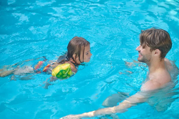 Havuzda Baba Kızı Yüzme Havuzunda Birlikte Yüzüyorlar — Stok fotoğraf