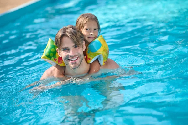 Pool Dad Daughter Swimming Together Swimming Pool — Fotografia de Stock