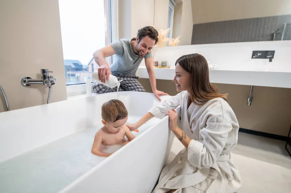 Fare Bagno Giovane Donna Sorridente Accovacciato Lateralmente Alla Fotocamera Vicino — Foto Stock