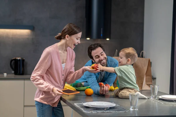 Gesunde Ernährung Nette Junge Familie Mit Kleinem Kind Der Küche — Stockfoto