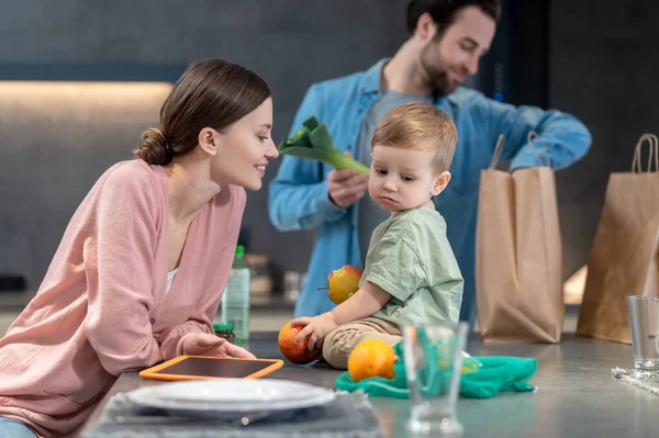 Gesunde Ernährung Junge Glückliche Familie Bereitet Sich Auf Ein Gesundes — Stockfoto
