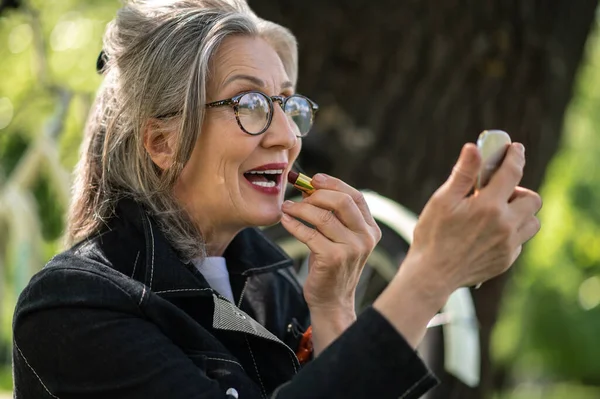 Beauty Mature Woman Eyeglasses Doing Make — ストック写真