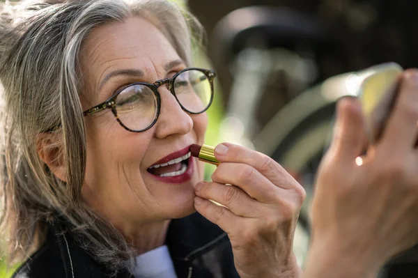 Beauty Mature Woman Eyeglasses Doing Make — Stock fotografie