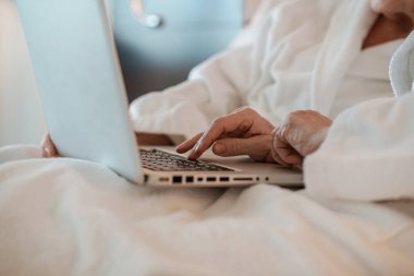 İnternette. Dişilerin ellerinin dokunduğu yere yakın.