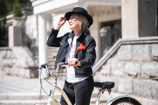 Happy Ride Woman Black Bike City — 图库照片