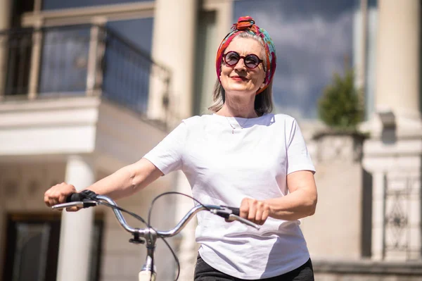 Selamat Siang Wanita Tampan Dengan Sepeda Terlihat Menikmati Dan Bersemangat — Stok Foto