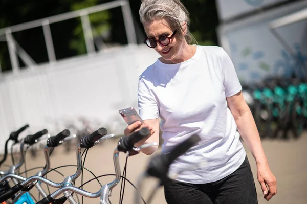Making Selfie Woman Sportswear Bicycles Making Selfie — Stok Foto