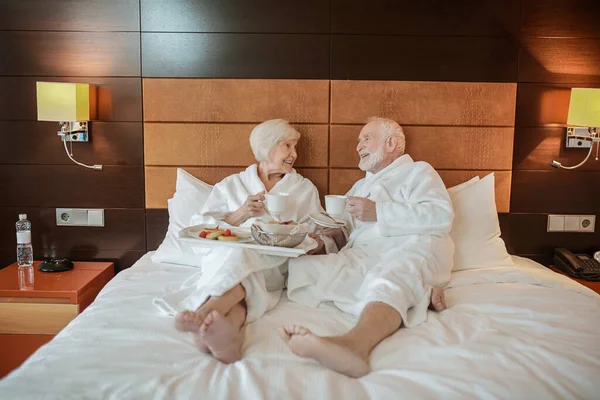 Good Time Senior Couple Spending Weekend Hotel Looking Contented — Fotografia de Stock