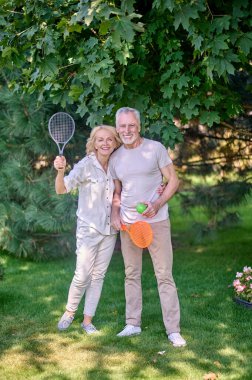 Aktif dinlenme. Keyifli ve mutlu görünen olgun bir adam ve kadın.