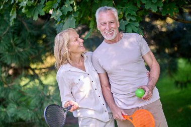 Aktif dinlenme. Keyifli ve mutlu görünen olgun bir adam ve kadın.