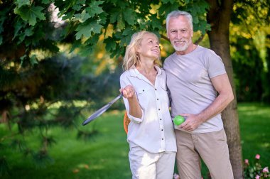 Aktif dinlenme. Keyifli ve mutlu görünen olgun bir adam ve kadın.