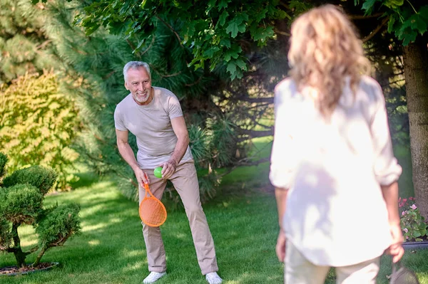 Spielend Ältere Paare Suchen Genossen Beim Tennisspielen Park — Stockfoto