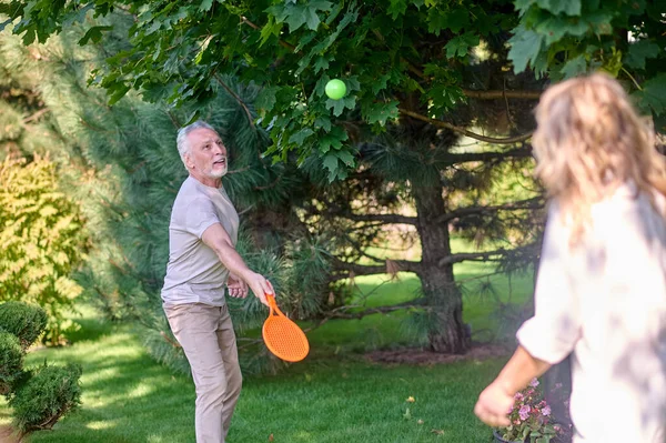 Playing Mature Couple Looking Enjoyed While Playing Tennis Park — Stok fotoğraf
