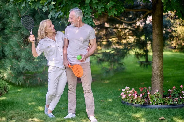 Aktif dinlenme. Keyifli ve mutlu görünen olgun bir adam ve kadın.