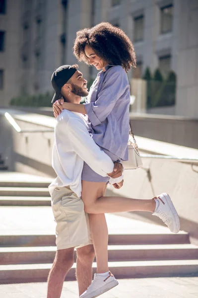 Romance Jovem Casal Abraçando Fora Olhando Animado — Fotografia de Stock