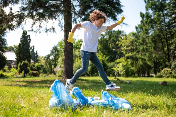 Счастлива Счастливый Подросток Прыгает Собирая Мусор — стоковое фото