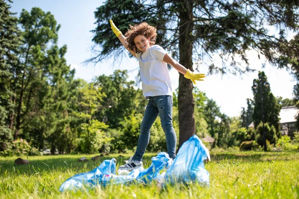 Senang Happy Teen Jumping Has All Trash Gathered — Stok Foto