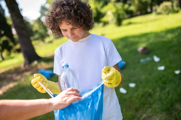 Garbage Someone Helping Curly Haired Teen Gather Garbage — Fotografia de Stock