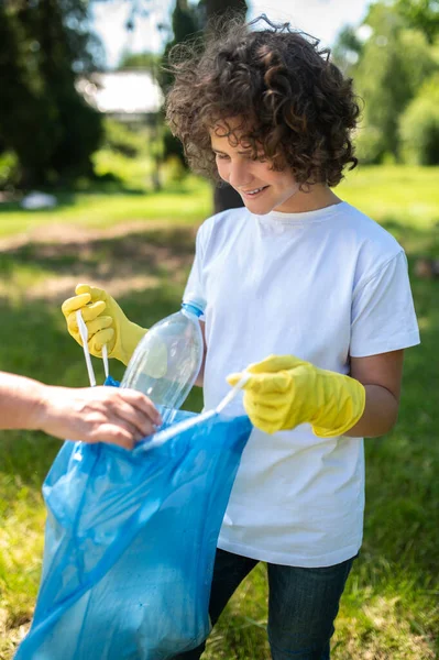 Garbage Someone Helping Curly Haired Teen Gather Garbage — Foto de Stock
