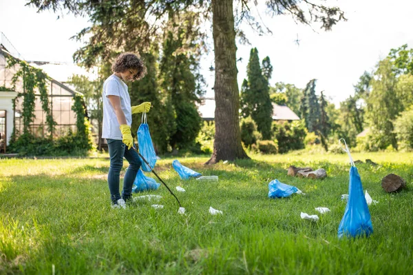 Доброволец Милый Молодой Доброволец Очищает Парк Пластикового Мусора — стоковое фото