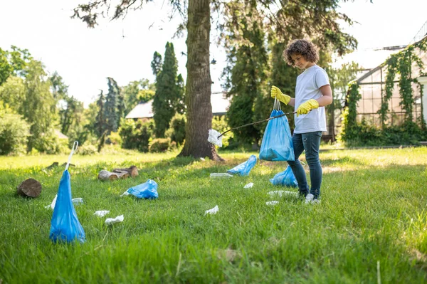 Voluntario Lindo Joven Voluntario Limpiando Parque Basura Plástico —  Fotos de Stock