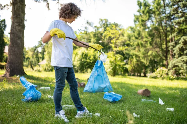 Helping Nature Teen Holding Stick Gethering Litter Grass — Foto de Stock
