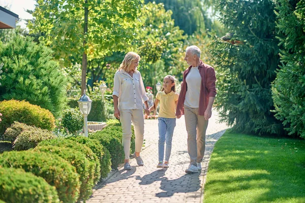 Parque Feliz Familia Caminando Mano Parque — Foto de Stock