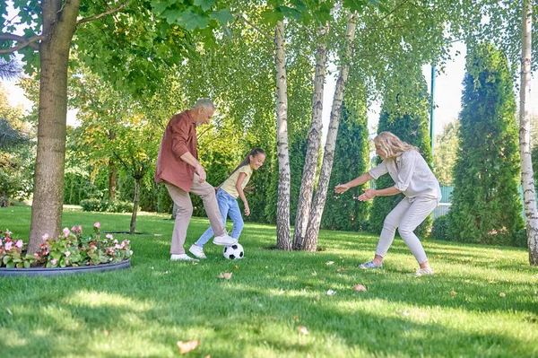 Calcio Famiglia Felice Giocare Calcio Nel Parco — Foto Stock