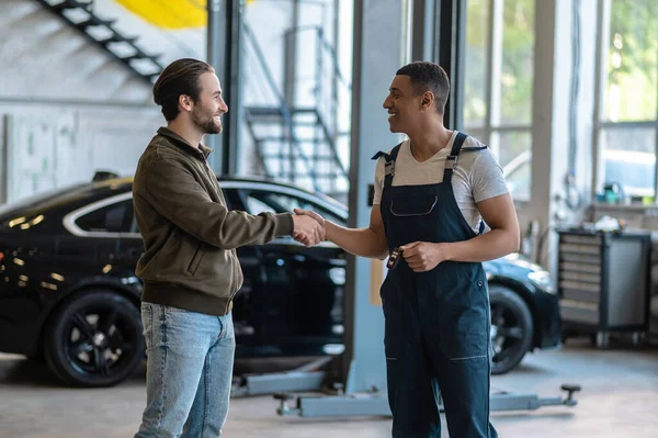 Smiling Friendly Auto Workshop Worker Holding Car Keys Shaking Hands —  Fotos de Stock