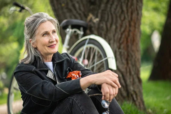 Vreedzame Stemming Een Knappe Vrouw Het Zwart Rustend Bij Rivier — Stockfoto