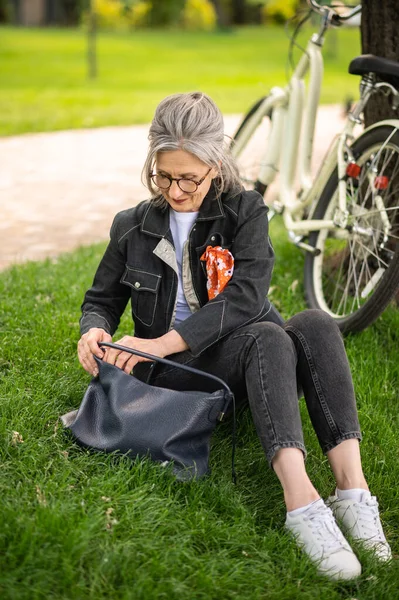 Rest River Mature Woman Resting River Bike Ride — Zdjęcie stockowe