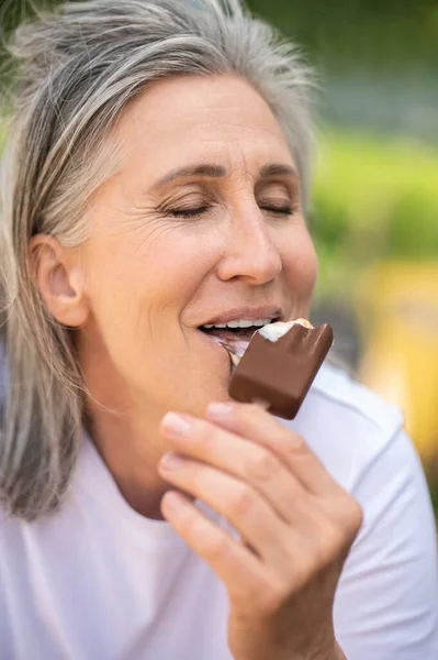 Gelato Primo Piano Una Donna Che Gode Gelato — Foto Stock