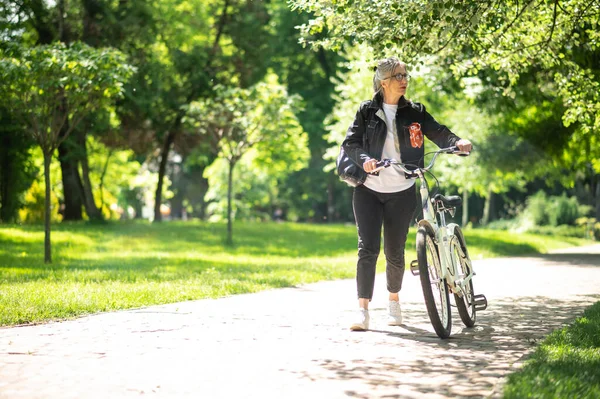 Parque Mujer Mediana Edad Con Una Bicicleta Parque —  Fotos de Stock