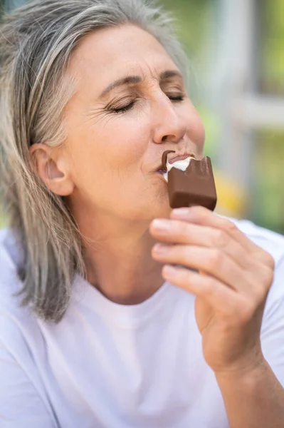Ice Cream Close Woman Enjoying Ice Cream —  Fotos de Stock
