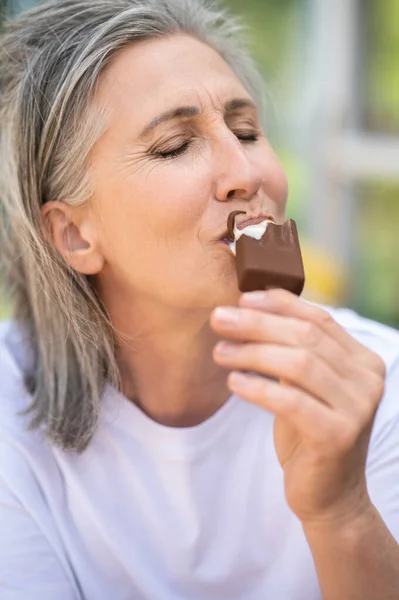 Gelado Close Uma Mulher Gostando Sorvete — Fotografia de Stock